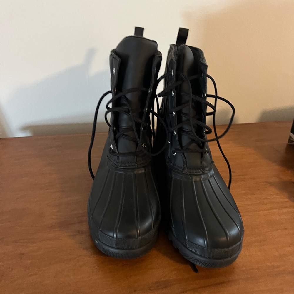 Black snow boots